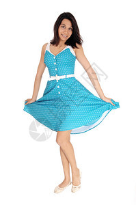 一个满身笑容的年轻女子穿着蓝裙举与白背景隔绝美丽的穿蓝裙子西班牙女人图片