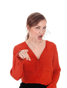 一个穿红色上衣的白人年轻女指着她的手尖喊着你孤立于白背景图片