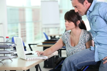男人和女坐在电脑屏幕前图片