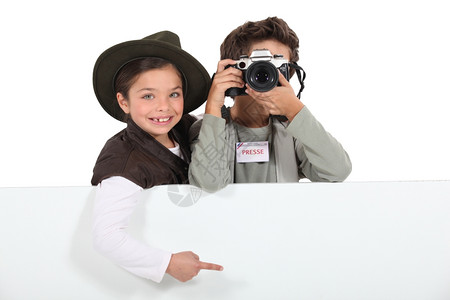 儿童新闻摄影记者与一块空白板留下你的信息图片