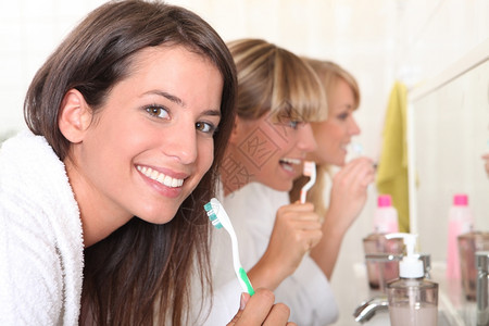 三名女青年在刷牙高清图片