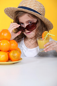 小女孩新鲜的橙子汁图片