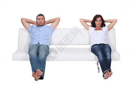 坐在白沙发上的一对夫妇图片