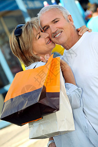 丈夫和妻子购物图片