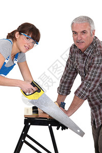父亲和女儿锯木板图片