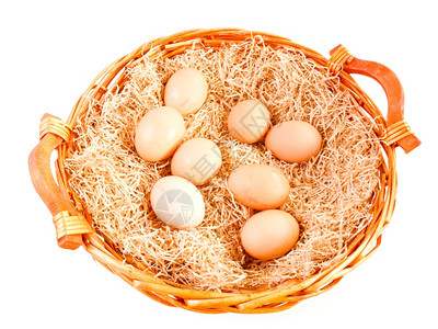 维格篮子中的回镜蛋在带稻草的维格篮子中在白色上孤立的维格篮子中在白色上方的维格篮子中在白色上方的双眼鸡蛋图片