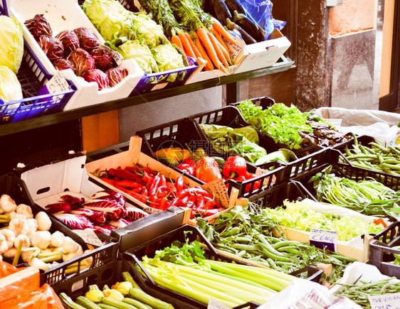 蔬菜超市架上的蔬菜和水果图片