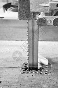 Bandsaw电力工具用由一端长着牙齿的金属连续带和牙齿的铁链组成刀片切割黑白图片
