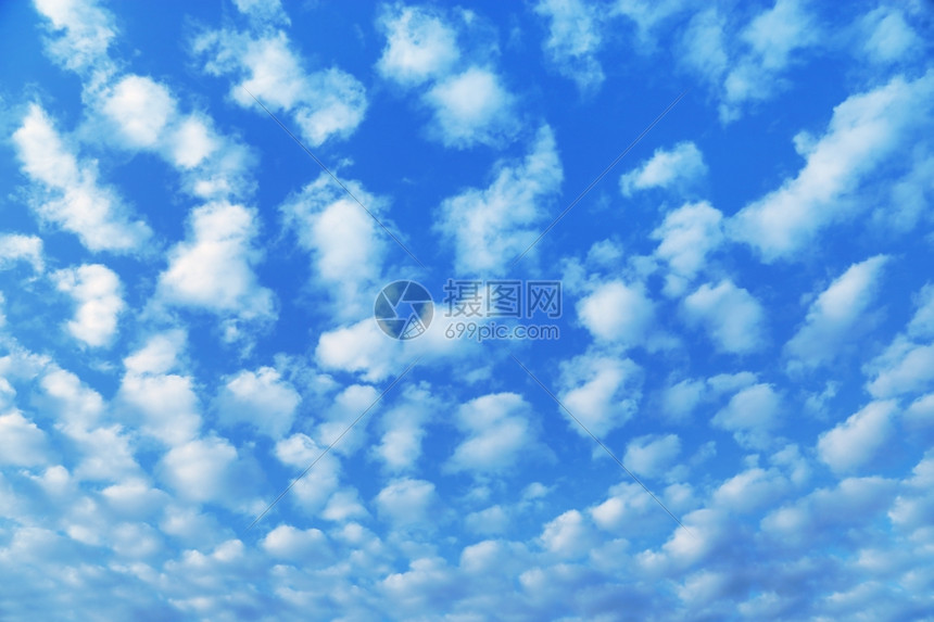蓝色天空和白云的自然背景
