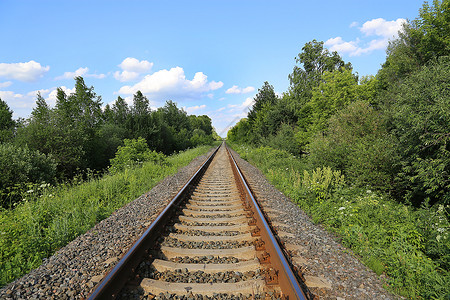 带有铁路轨迹的夏季风景图片