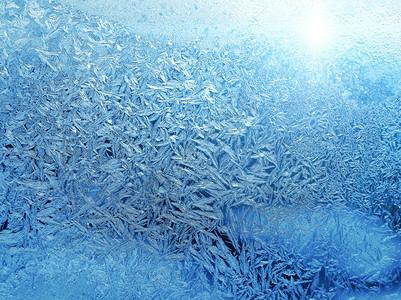 美丽的冰面图案和阳光紧贴冬季玻璃窗图片