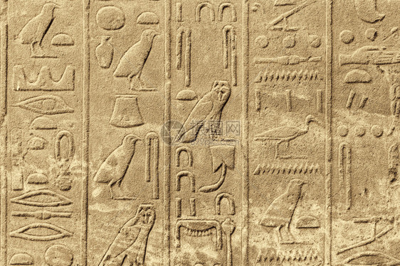埃及卢克索卡纳寺石墙上雕刻的古代埃及象形文字图片