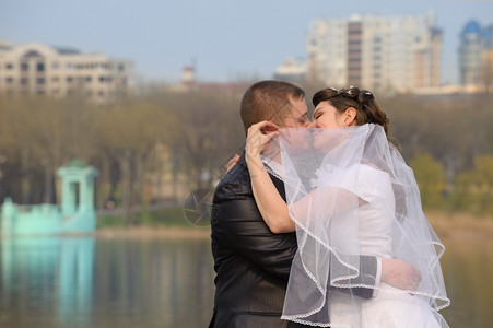 新婚夫妇结日对等年轻男人高清图片