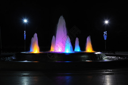 彩色喷泉夜照街灯光亮图片