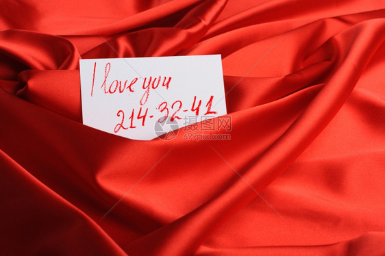 红绸上的纸条一句我爱你和一个虚构的电话号码唇膏画图片
