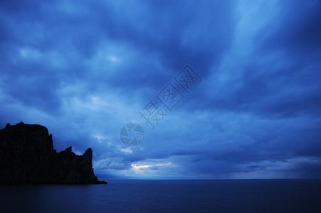 夜海黎明时拍到长耐力的海照克里米亚乌兰里米亚图片