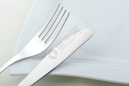 叉子和刀放在盘上图片