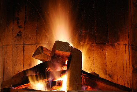 火烧一座炉掉的野石和大理图片
