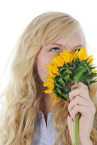 迷人的年轻金发美女闻向日葵的画面孤立于白色背景图片