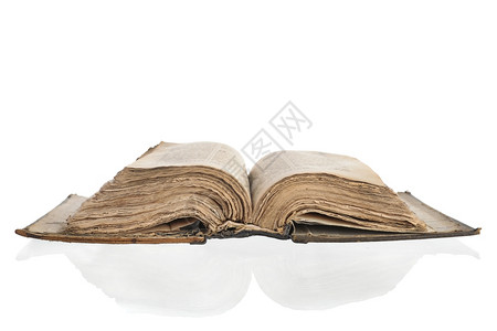 旧打开的圣经孤立于白色背景图片