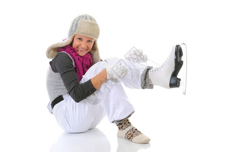 穿冬衣的漂亮女孩穿着溜冰鞋孤立在白色背景上图片