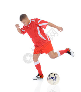 一位年轻足球运动员的画面球穿着红色制服与白背景隔绝图片
