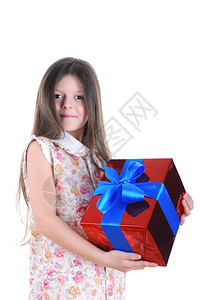 穿着漂亮裙子的小女孩手里拿着一个红盒子带着弓孤立在白色背景上图片