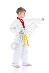 男孩在和服的拳击中孤立在白色背景上图片