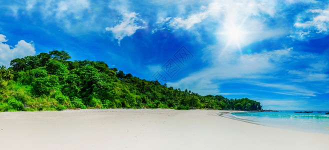 海中岛屿天堂上美丽的阳光明媚热带海滩图片