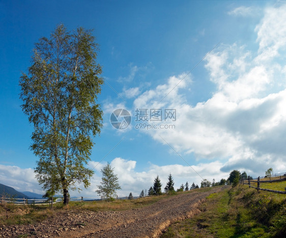 摩丹泥土路有孤单的白云和山羊三拍综合图片图片