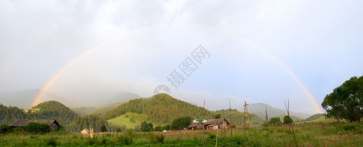 雨后山村的彩虹背景图片