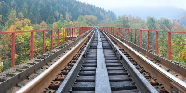 横跨山河的桥上铁路秋天四拍综合图片图片