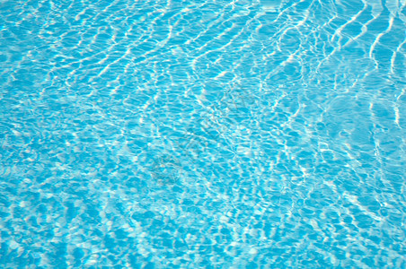 阳光在游泳池水面上闪烁图片