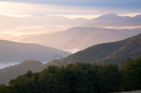 清晨秋天山风有日光和烟雾图片