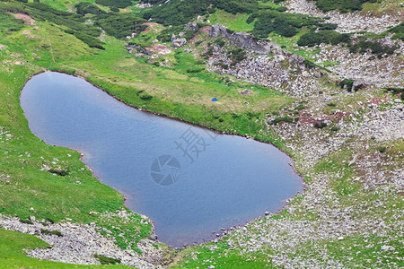 夏季山峡谷乌克兰科霍诺格拉海脊喀尔巴阡山的阿卑斯湖Brebeneckul图片