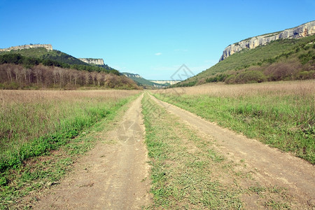 山脉河谷农村道路图片