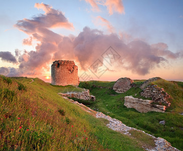 古代克里米亚堡垒乌克兰里米亚塞瓦斯托波尔镇附近的塞瓦斯托波尔镇的狂喜夏季日落景色图片