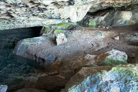 小洞穴克里米亚乌兰和水面板图片