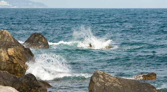被海浪拍打的岩石图片