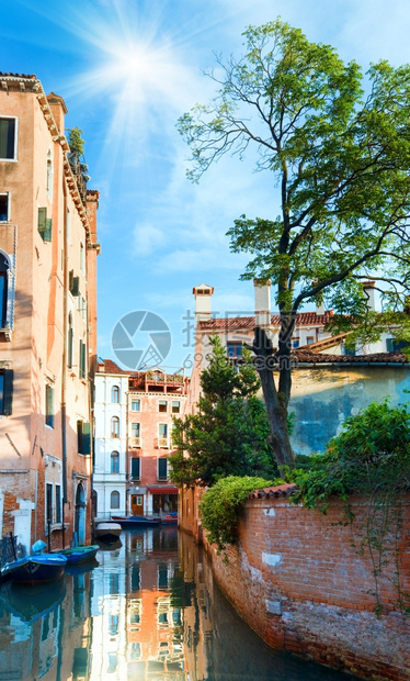 美丽的夏日渡河风景有树蓝天的阳光和反射意大利威尼斯图片