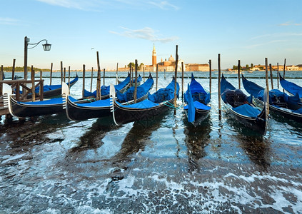 圣马可广场和Doge宫堤岸意大利威尼斯上的公园Gondolas图片