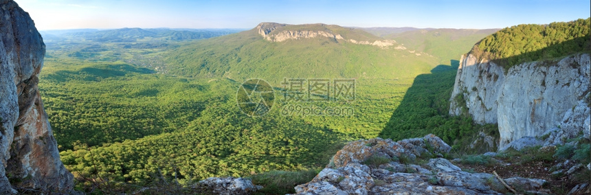 斯普林克里米亚山区与谷和索科利诺耶村乌克兰的岩石风景克里米亚大峡谷附近七针缝合图象图片