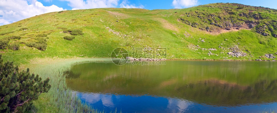 夏山峡谷乌克兰科霍诺格拉海脊喀尔巴阡山的阿卑斯湖Nesamovyte三针缝合图图片