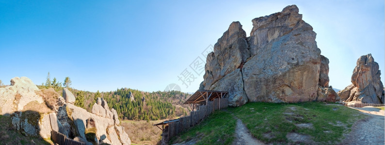 UrychRocksPanorama取代了喀尔巴阡山乌克兰利沃夫地区的Tustanj历史堡垒图片