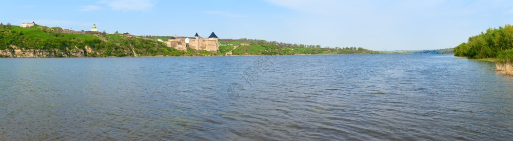 Dniester河边乌克兰切尔尼夫茨州KhotynFortress的春景1325年开工1380年代和46做了重大改进图片