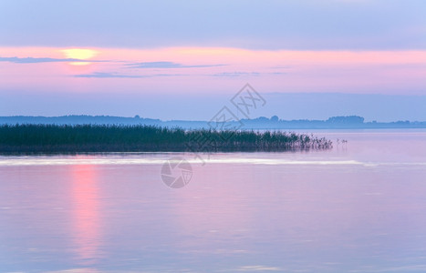 湖日落暗景与水表面的阳光路径斯维提亚兹乌克兰图片