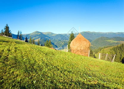 夏季山村与田地和干草堆图片