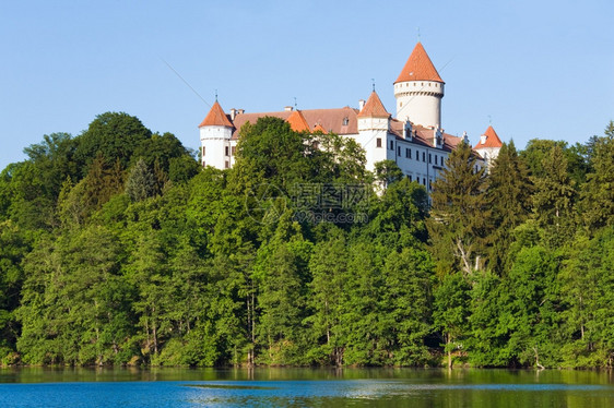 捷克中波西米亚部布拉格附近历史中世纪的科诺皮斯堡KonopisteCastle中波西米亚部布拉格附近和的夏池图片