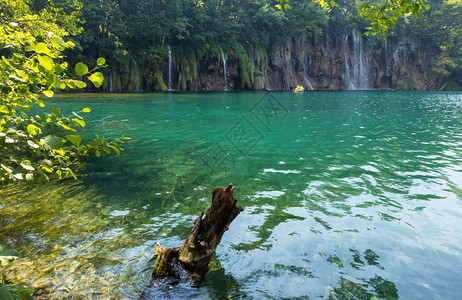 普利维茨湖泊公园克罗地亚美丽的夏季瀑布和绿色瘸子湖图片