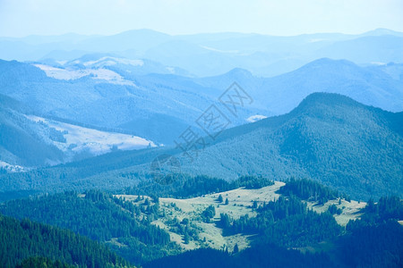 夏季雾山地景观喀尔巴阡山乌克兰背景图片